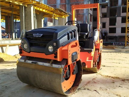 Аренда тротуарного катка Hamm HD 14 VV - 4,7 тонны Аренда тротуарного катка Hamm HD 14 VV - 4,7 тонны